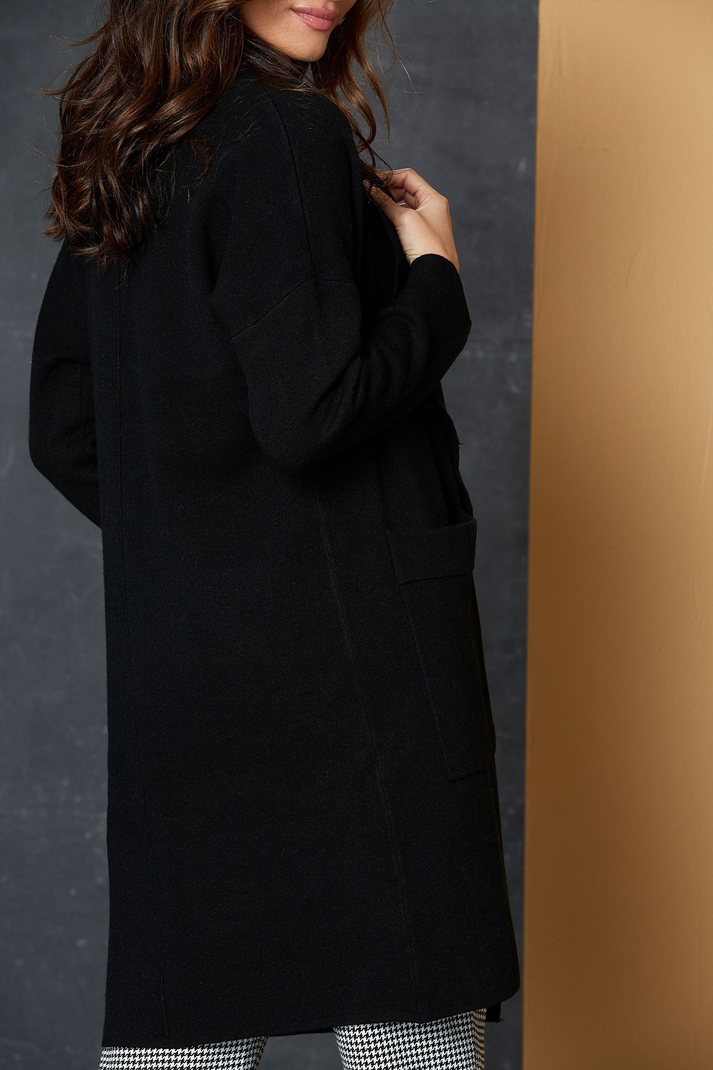 The Mellow Cardi in Black. Another versatile piece by eb&ive that will take you anywhere, anytime! Knee length, with front pockets and a soft lapel, this block knit, open cardigan will look great partnered with jeans, joggers or a skirt. This cardigan is super soft, yet has enough weight to keep you nice and toasty. Available in several colours, one size. Made from 50% viscose, 29% elastane, 21% polyamide.