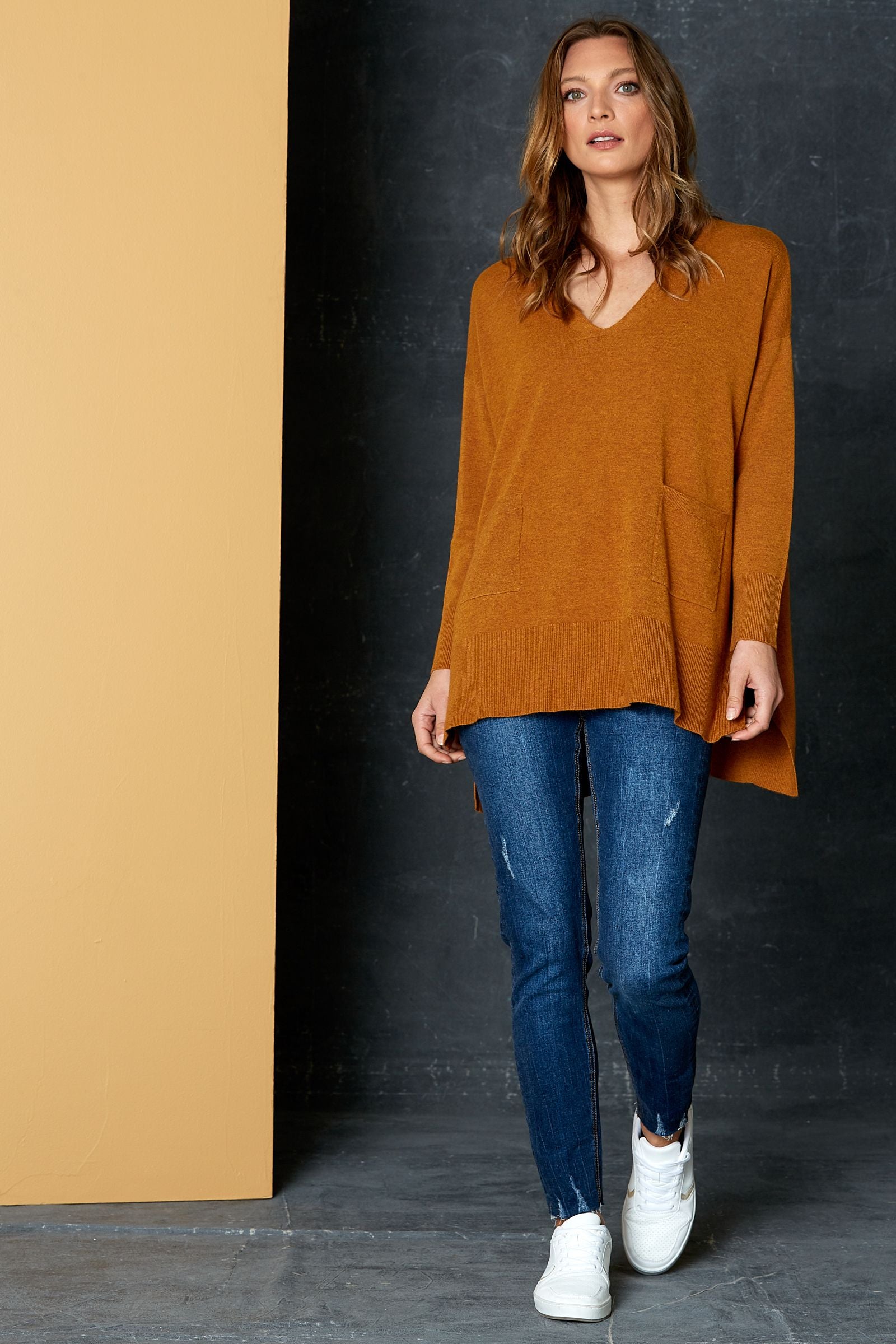 The Mellow Knit in Amber, by eb&ive, is the perfect piece for dressing up or down.  This gorgeous block knit comes in several colours & sizes.  It has a v-neckline, front pockets, drop shoulders, side vents and is slightly longer at the back.  Whether you are partnering it with joggers, leggings or your favourite jeans, you can't go wrong with this versatile piece.  Made from 50% viscose, 29% elastane, 21% polyamide.