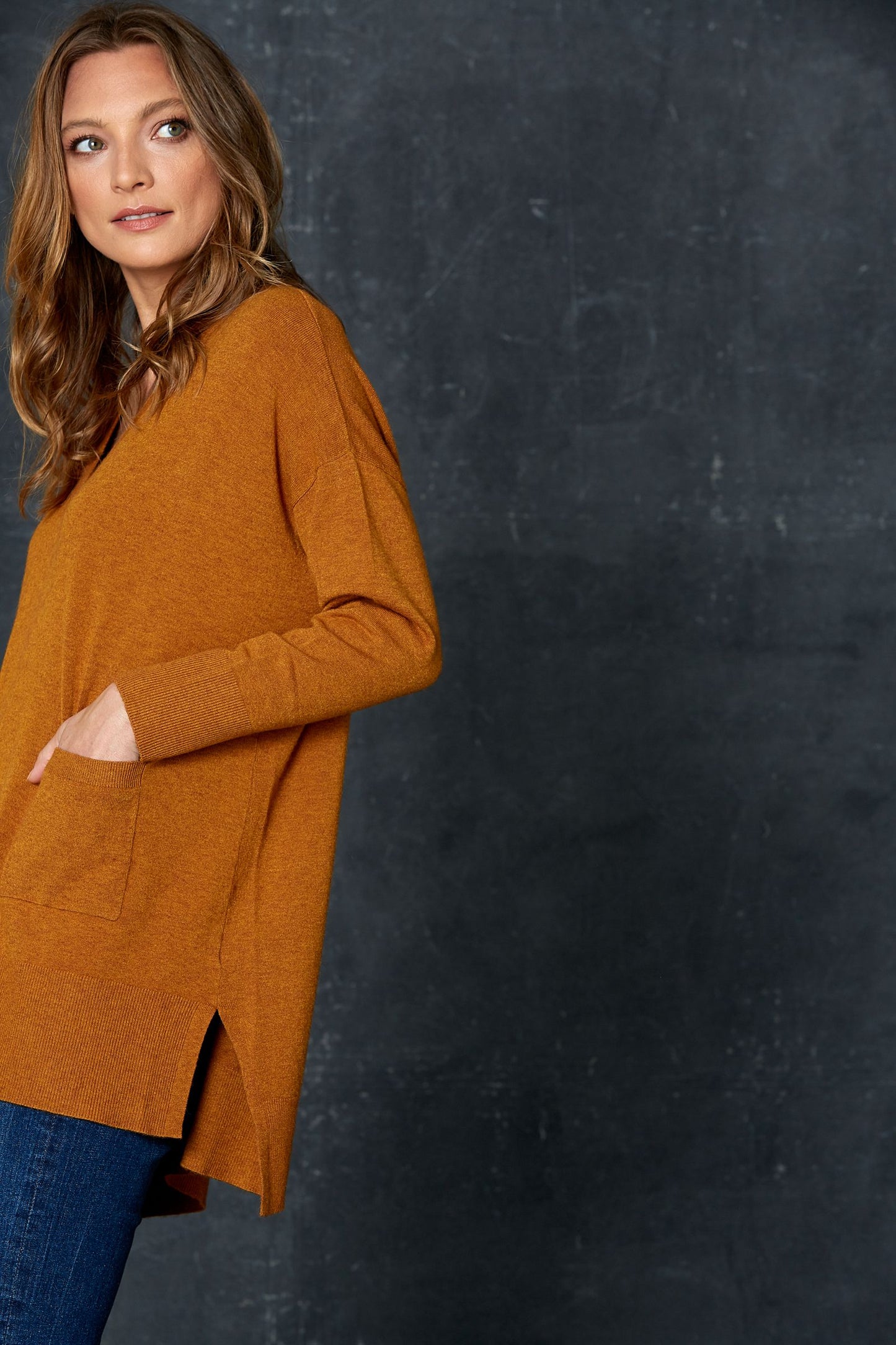 The Mellow Knit in Amber, by eb&ive, is the perfect piece for dressing up or down.  This gorgeous block knit comes in several colours & sizes.  It has a v-neckline, front pockets, drop shoulders, side vents and is slightly longer at the back.  Whether you are partnering it with joggers, leggings or your favourite jeans, you can't go wrong with this versatile piece.  Made from 50% viscose, 29% elastane, 21% polyamide.