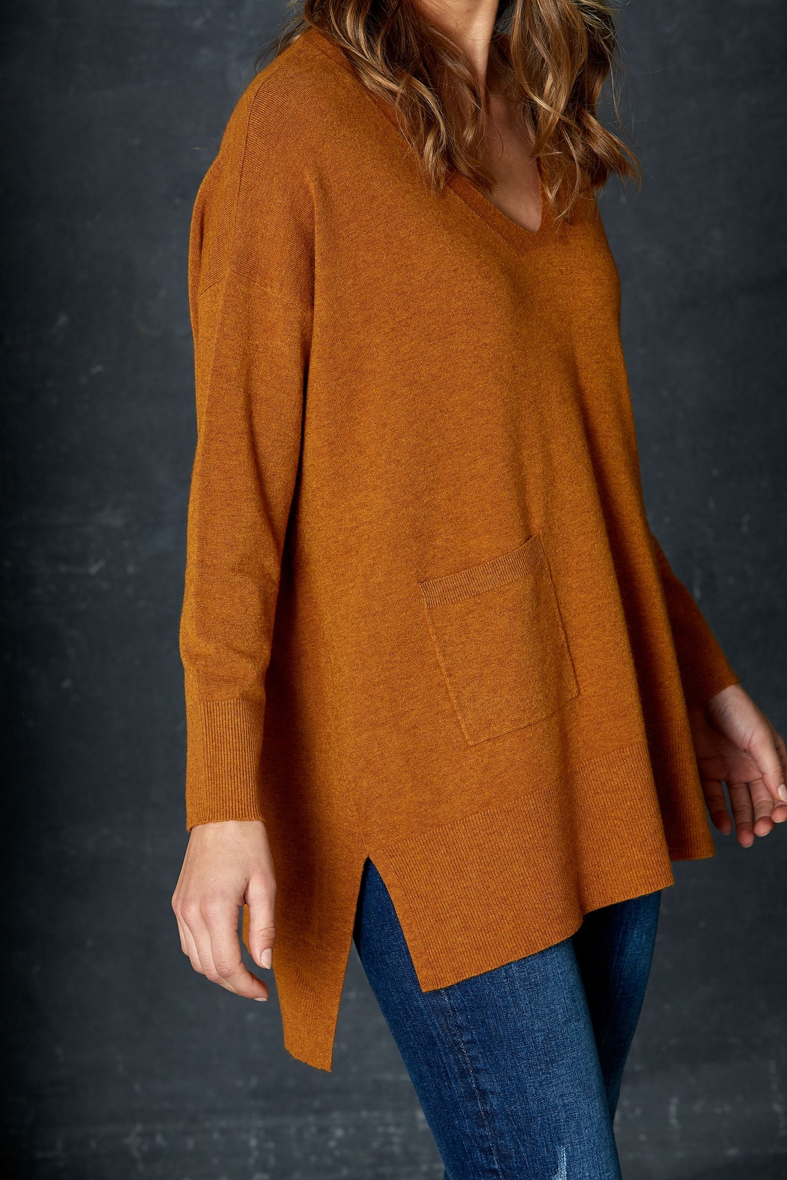 The Mellow Knit in Amber, by eb&ive, is the perfect piece for dressing up or down.  This gorgeous block knit comes in several colours & sizes.  It has a v-neckline, front pockets, drop shoulders, side vents and is slightly longer at the back.  Whether you are partnering it with joggers, leggings or your favourite jeans, you can't go wrong with this versatile piece.  Made from 50% viscose, 29% elastane, 21% polyamide.