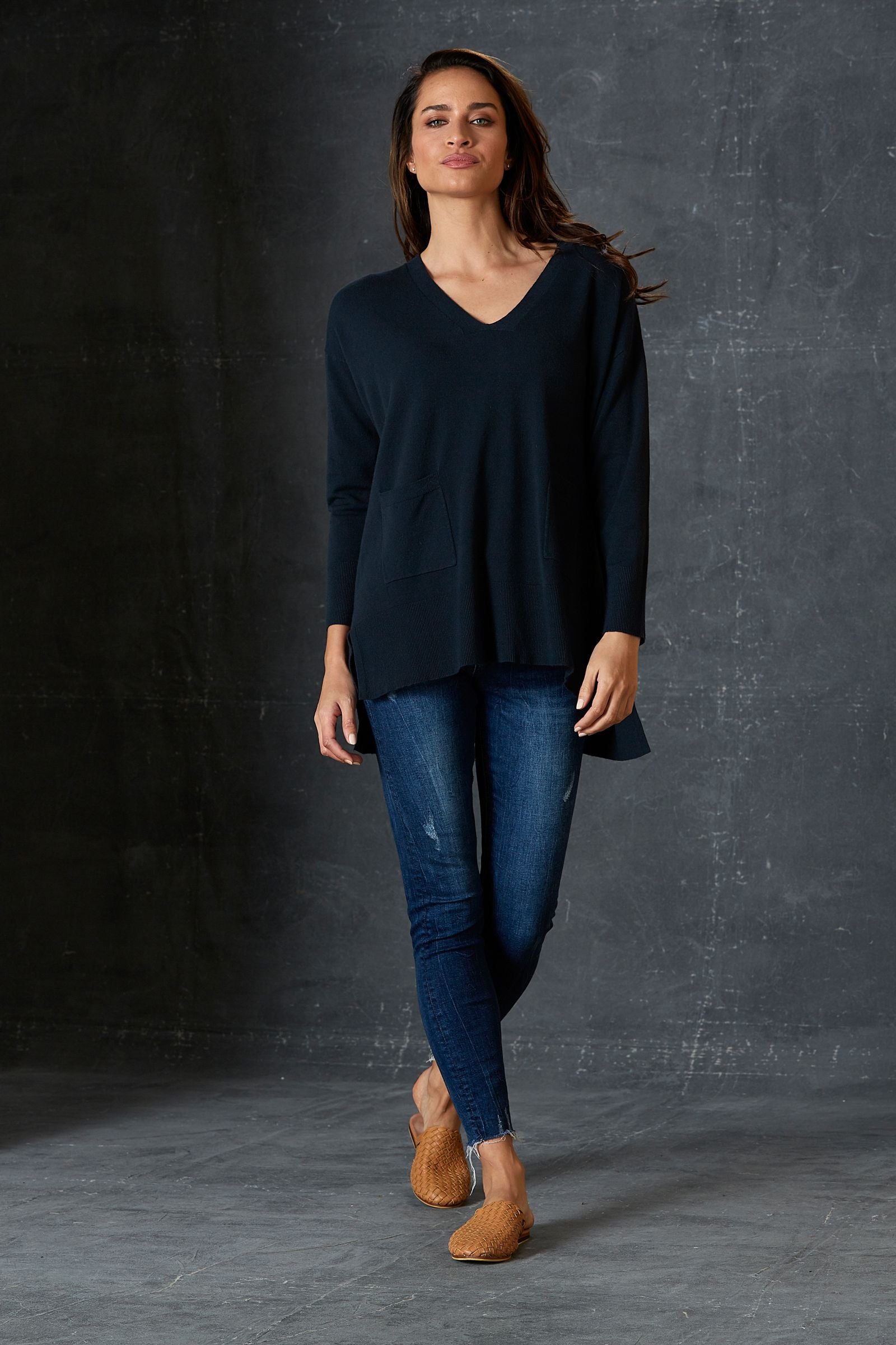 The Mellow Knit in Midnight, by eb&ive, is the perfect piece for dressing up or down.  This gorgeous block knit comes in several colours & sizes.  It has a v-neckline, front pockets, drop shoulders, side vents and is slightly longer at the back.  Whether you are partnering it with joggers, leggings or your favourite jeans, you can't go wrong with this versatile piece.  Made from 50% viscose, 29% elastane, 21% polyamide.