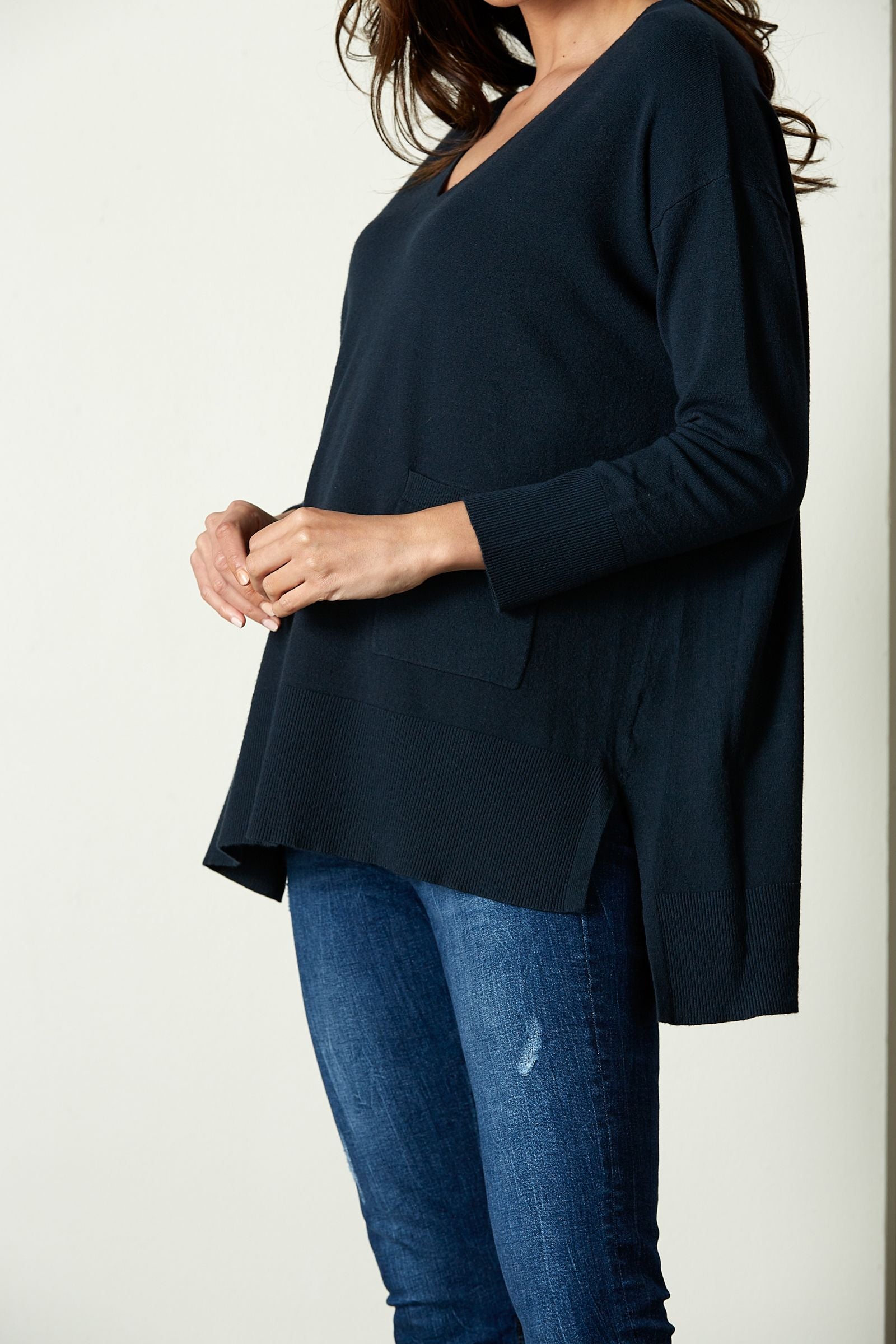 The Mellow Knit in Midnight, by eb&ive, is the perfect piece for dressing up or down.  This gorgeous block knit comes in several colours & sizes.  It has a v-neckline, front pockets, drop shoulders, side vents and is slightly longer at the back.  Whether you are partnering it with joggers, leggings or your favourite jeans, you can't go wrong with this versatile piece.  Made from 50% viscose, 29% elastane, 21% polyamide.