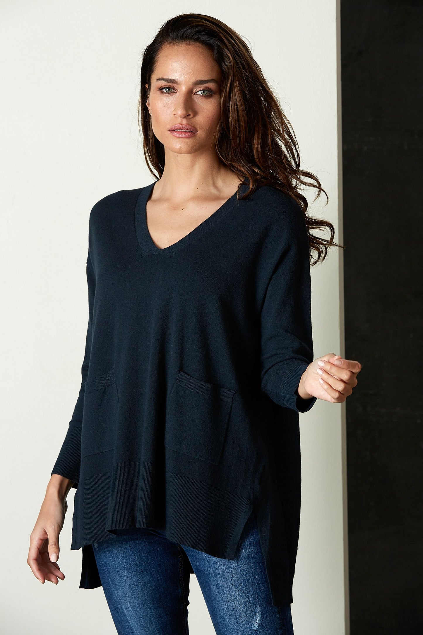 The Mellow Knit in Midnight, by eb&ive, is the perfect piece for dressing up or down.  This gorgeous block knit comes in several colours & sizes.  It has a v-neckline, front pockets, drop shoulders, side vents and is slightly longer at the back.  Whether you are partnering it with joggers, leggings or your favourite jeans, you can't go wrong with this versatile piece.  Made from 50% viscose, 29% elastane, 21% polyamide.