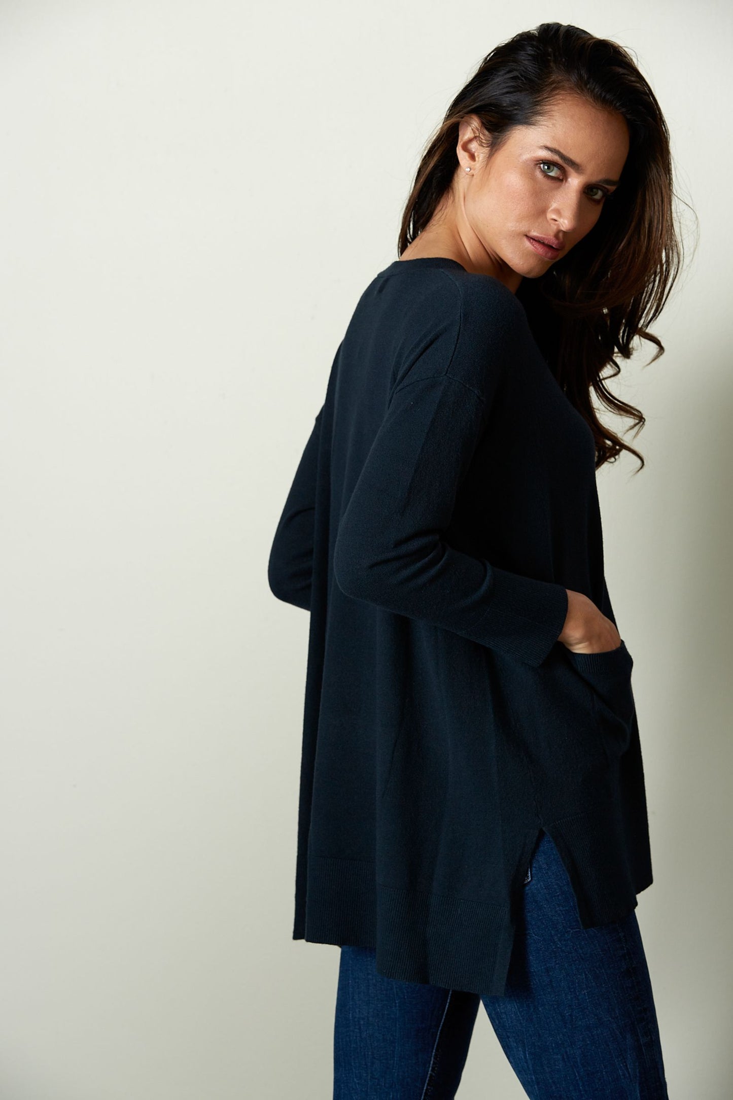 The Mellow Knit in Midnight, by eb&ive, is the perfect piece for dressing up or down.  This gorgeous block knit comes in several colours & sizes.  It has a v-neckline, front pockets, drop shoulders, side vents and is slightly longer at the back.  Whether you are partnering it with joggers, leggings or your favourite jeans, you can't go wrong with this versatile piece.  Made from 50% viscose, 29% elastane, 21% polyamide.